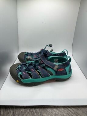 Youth KEEN Sandals Size 2